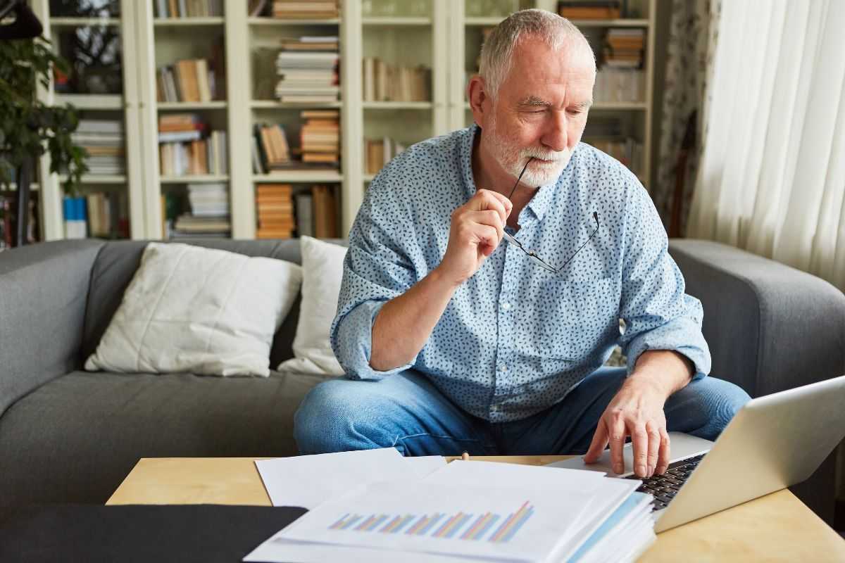 Persona che consulta dei dati