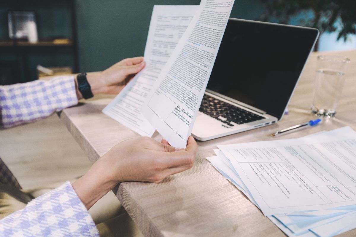 Persona che si informa leggendo documenti e circolari