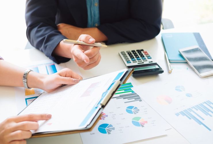 Persona che analizza dati e fa dei calcoli