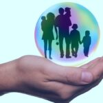 mano con palla all'interno famiglia