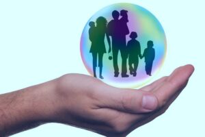 mano con palla all'interno famiglia