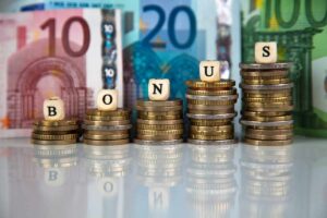 banconote e monete in fila con scritta bonus