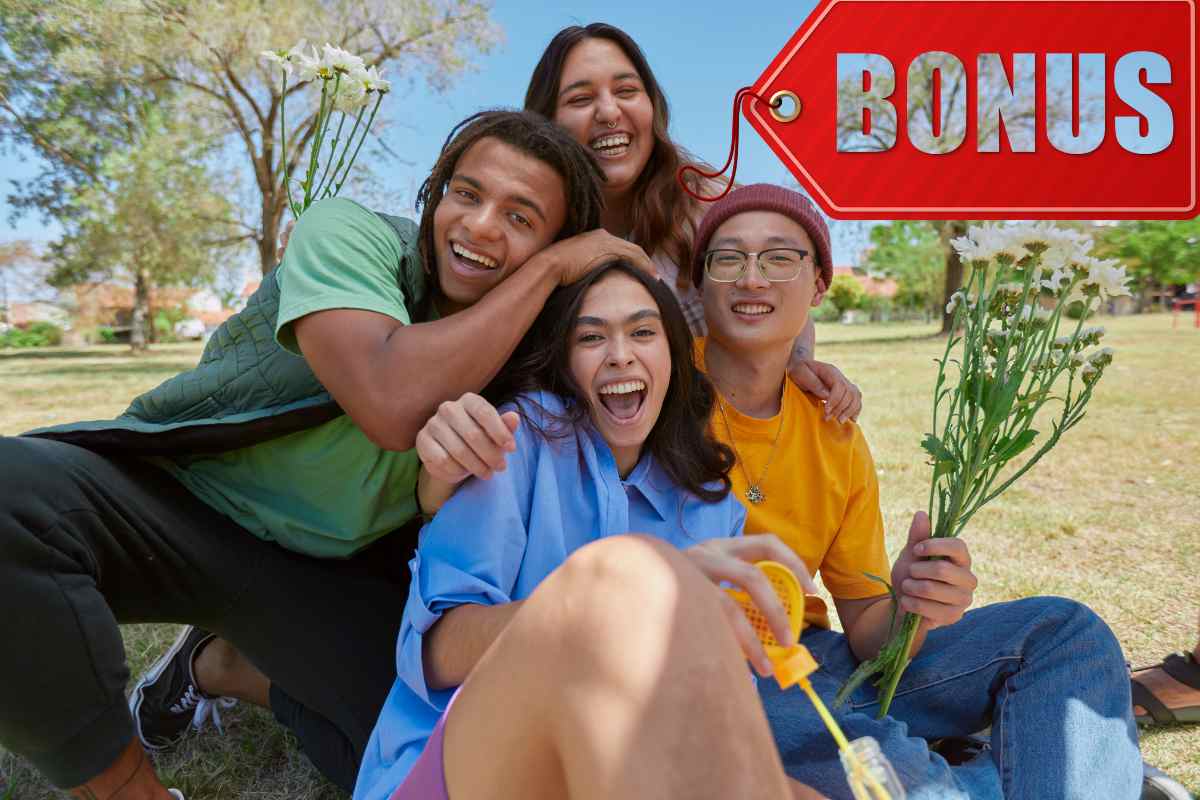 ragazzi felici e la scritta bonus