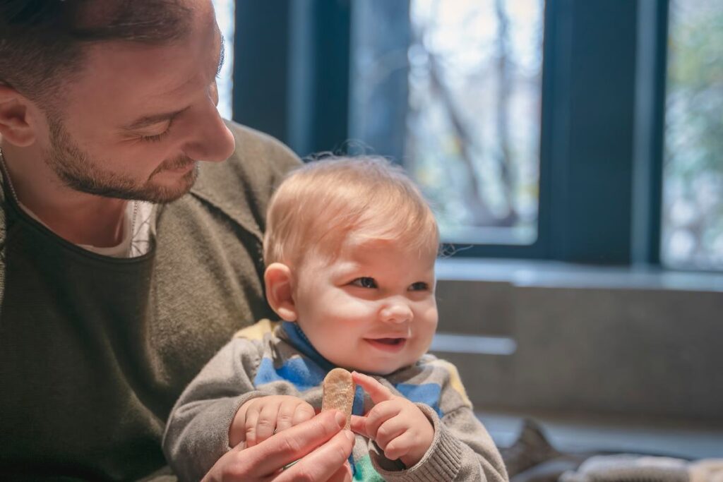 padre con figlio in braccio