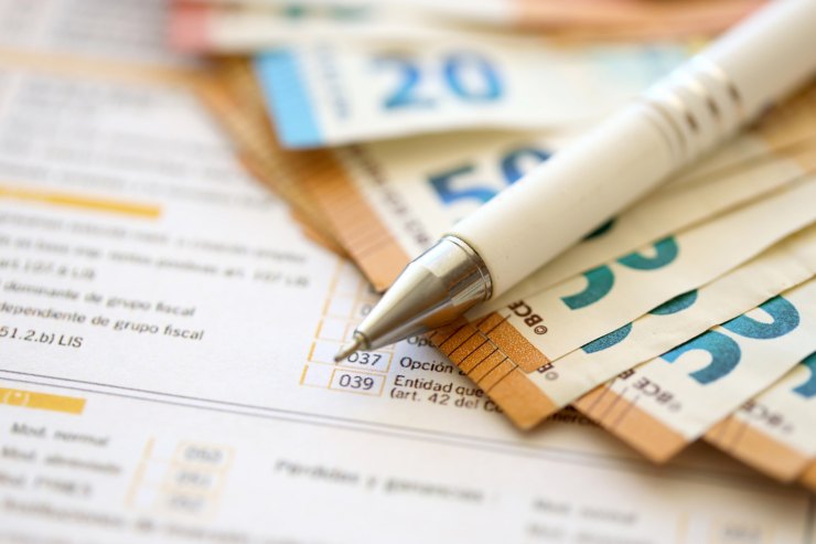 banconote da 50 euro penna e cartelle esattoriali