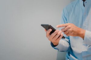 Persona che usa il cellulare