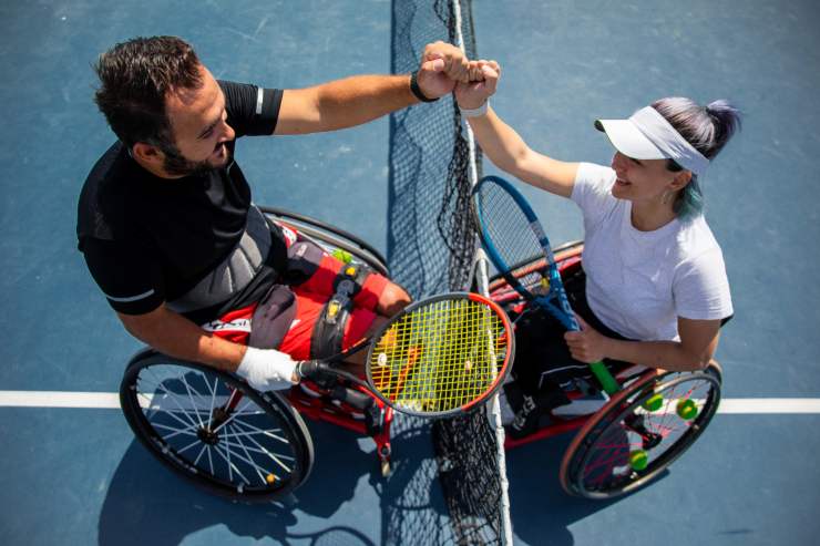 uomo e donna tennisti in carrozzella